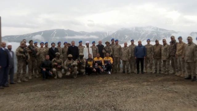 Bakan Soylu, bayram namazını İran sınırındaki Zirvin Tepe Üs Bölgesi'ndeki askerlerle kıldı смотреть онлайн