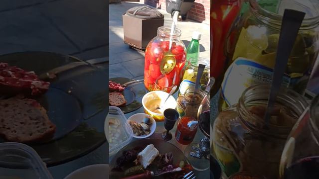 Правильная еда на любой праздник - картофель в мундире, селедка с луком