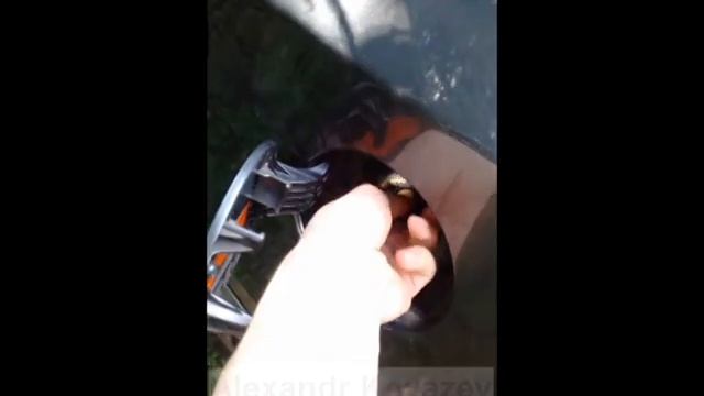 Как закрыть крышку лючка бензобака в машине? смотреть онлайн