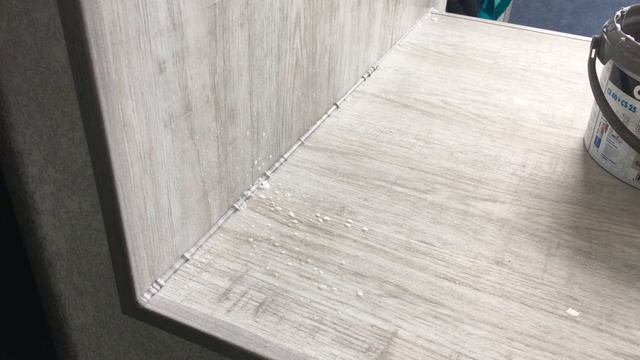 Нанесение силиконовой затирки в угол Ceresit CS 25 смотреть онлайн