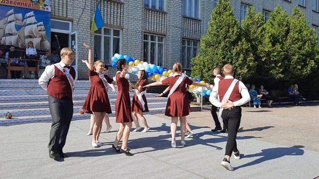 Танец выпускников на Последний звонок. 11-Б класс смотреть онлайн
