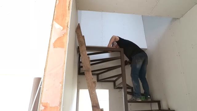 Установка металлического каркаса лестницы в доме смотреть онлайн