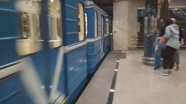 Cостав 81-717/714.5 выезжает с редуктором из тупиков за станцией 