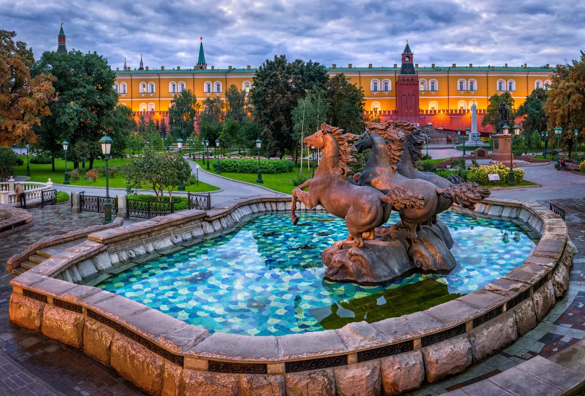 Обнаглевшие ВОРОНЫ вымогают печенье в АЛЕКСАНДРОВСКОМ САДУ смотреть онлайн