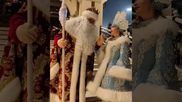 Дедушка мороз и Снегурочка в Красной Поляне. Кремлевский Дедушка Мороз❄❄❄в Сочи. смотреть онлайн