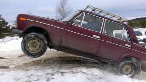 Безумная битва школьников на тазах. Прыжки в длину на авто. Кто дальше улетит и больше повредит Авто