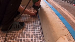 Отделка ступеней в бассейне. Сварка пленки ПВХ на ступенях в бассейне