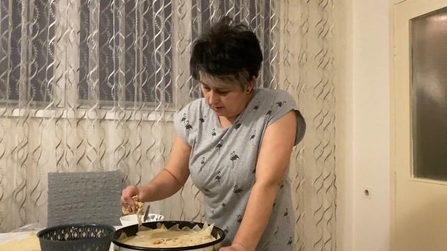 Mama pravi tirit pitu od domaćih jufki ( ja to sve rukama ) 🍽️ смотреть онлайн