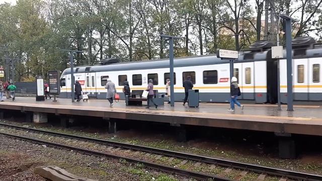 Электропоезд ЭП2Д-0079 "Выезжает из тупика Одинцово" станция Одинцово до станции Лобня. 18.10.2022. смотреть онлайн