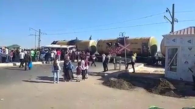 Поезд протаранил пассажирский автобус в Баку смотреть онлайн