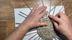 ПОДСТАВКА под ЧАШКУ с интересной загибкой - плетение из бумажной лозы/бумажных трубочек.