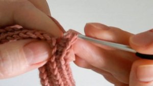 Всего 1 ряд! Простая стильная повязка на голову крючком фактурным узором Елочка. Мастер - класс