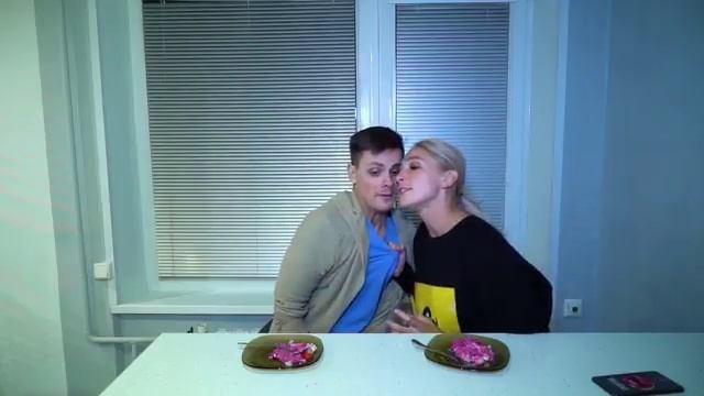 Когда очень переживаешь за свою подругу и ревнуешь смотреть онлайн