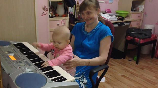 Малютка играет на синтезаторе смотреть онлайн