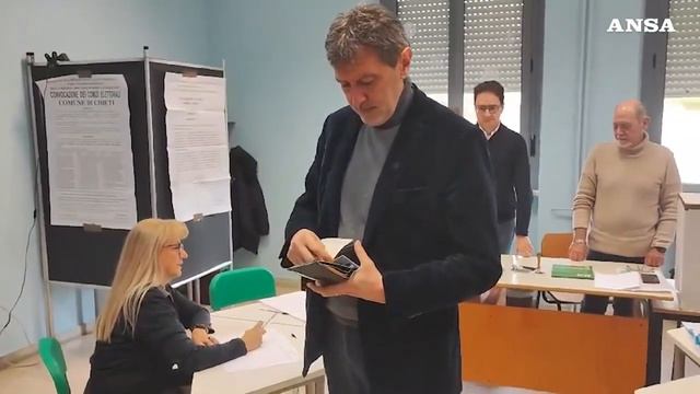 Regionali Abruzzo, il candidato Marco Marsilio al voto a Chieti смотреть онлайн