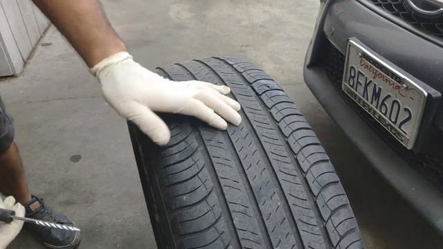 Как заклеить бескамерную шину .Ремонт колеса Быстрый ремонт шины. Tyre Puncture Repair Kit Tutorial смотреть онлайн