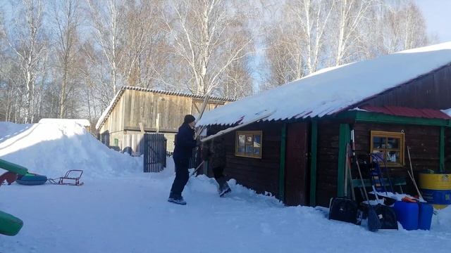 Снег на крыше тает , поэтому капает с потолка. смотреть онлайн