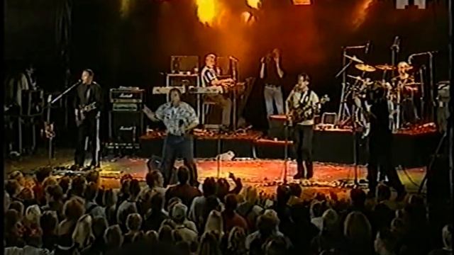 Shu-bi-dua - (There is a) Dogshit in my garden (live) смотреть онлайн