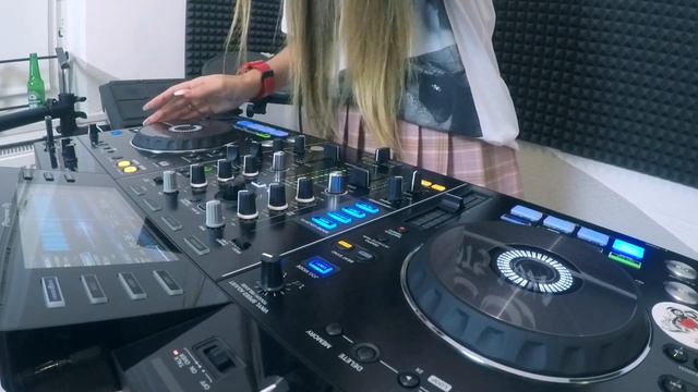 DJ Loya - September School Podcast смотреть онлайн