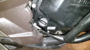 как смотреть уровень масла в мото