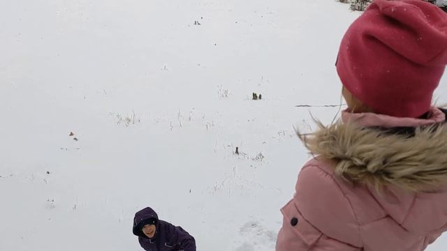 Строим большую снежную горку в огороде смотреть онлайн