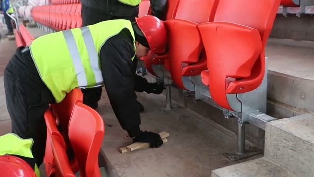 Монтаж кресел на стадионе «Открытие Арена». 10 февраля 2014 года