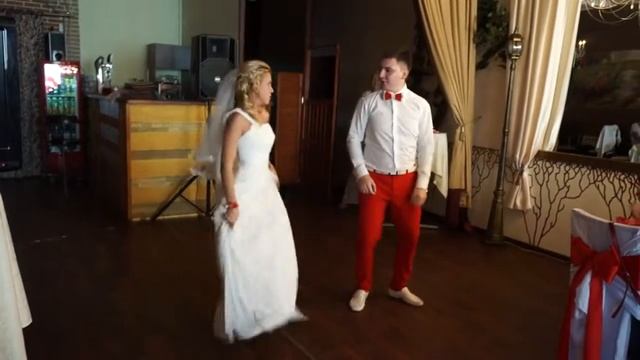 Копия видео "Алёна и Артём Свадебный танец микс (студия свадебного танца ШАГ ВПЕРЁД)" смотреть онлайн