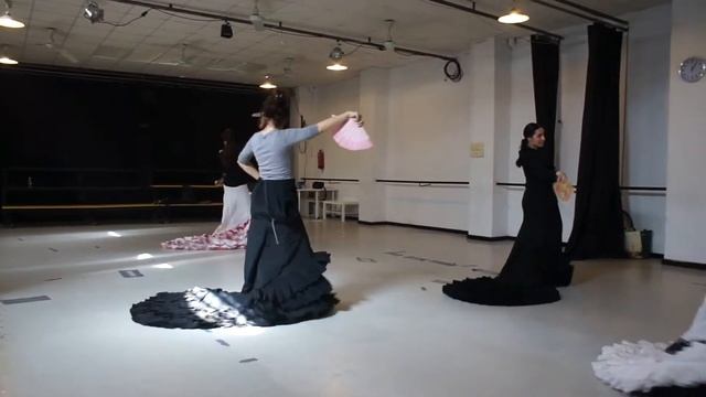 Curso Intensivo Begoña Arce en Escuela flamenco Puro Sevilla Guajiras Bata de Cola abanico смотреть онлайн