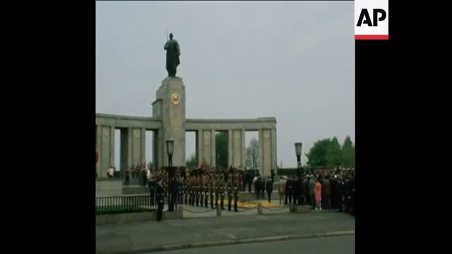 Petr Golovko ***** Возложение венков в Тиргартене смотреть онлайн