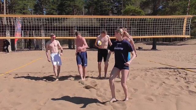 Шуточный мастер-класс по выравниванию пляжных кортов (оригинал) смотреть онлайн