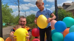 Лопаем шарики, Кирилл и Глеб лопают 200 воздушных шариков вместе с папой