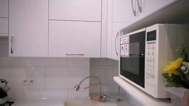 УГЛОВАЯ КУХНЯ С АНТРЕСОЛЯМИ С КОМБИНИРОВАННЫМИ ГЛЯНЦЕВЫМИ ФАСАДАМИ смотреть онлайн