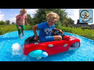 Дети и Машина. Диана и Даня играют с Красной машинкой лодкой для детей. Манкиту