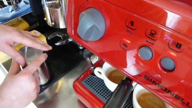 Latte art with Nuova Simonelli Oscar смотреть онлайн