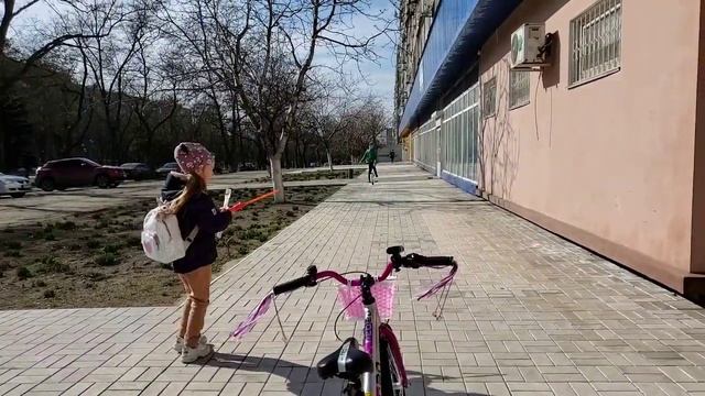 Моноколесо на одной ноге... смотреть онлайн