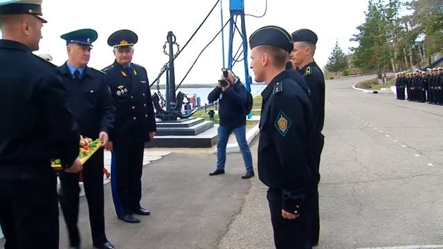 Открывшим навигацию экипажам пограничных кораблей вручили жареных поросят смотреть онлайн