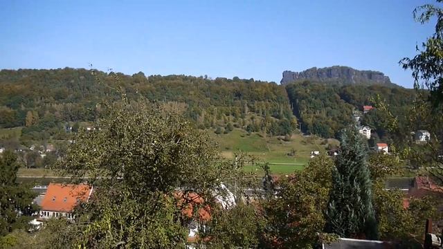 Вид у подножья замка Кюнигштайн на скалу Лилия смотреть онлайн