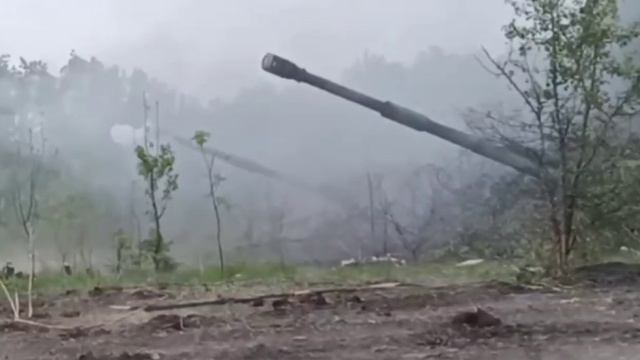 Работа российских 152-мм САУ 2С19 «Мста-С» по украинским позициям на Славянском направлении. смотреть онлайн