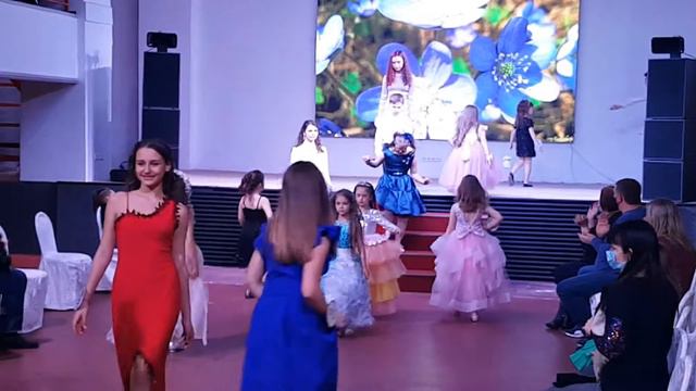 Общий выход "Вечерний образ" (Конкус "Мис весна", театр мод "Афродита", Харьков 2021) смотреть онлайн