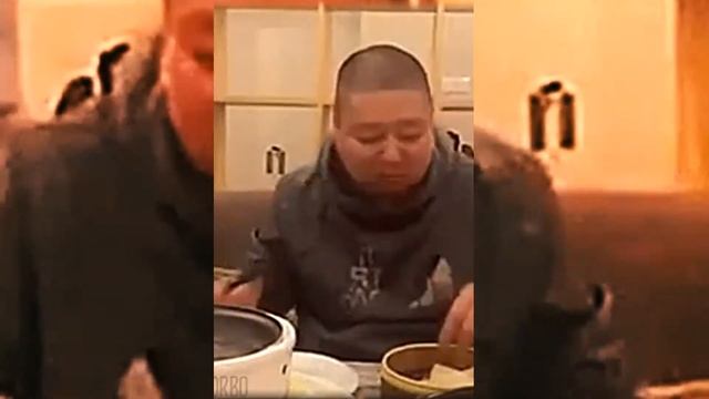 Как кушать блины на масленицу! Он голоден или просто ест с аппетитом смотреть онлайн