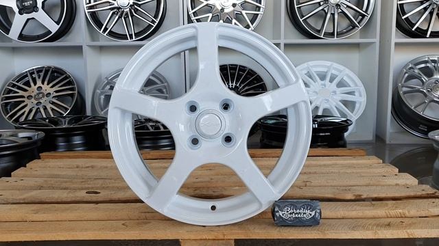 Белые диски Xtrike X118 R15 Kia Rio, Solaris, Vesta смотреть онлайн