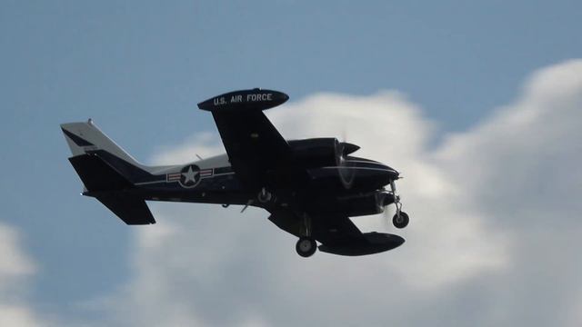 Cessna 310, fly-by's Front Royal Airshow 2017 смотреть онлайн