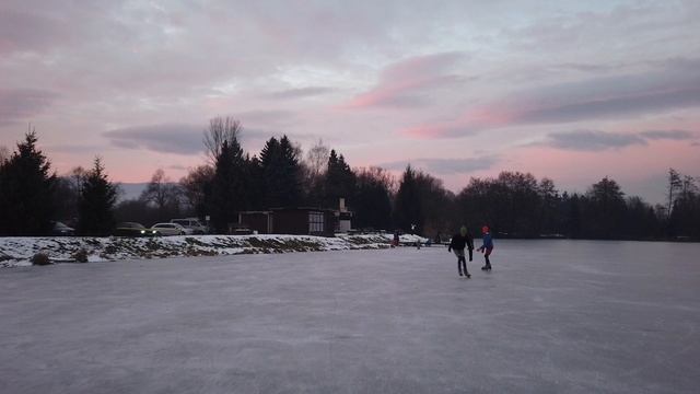 Korčuľovanie na Badínskom rybníku, 16.12.2021 смотреть онлайн
