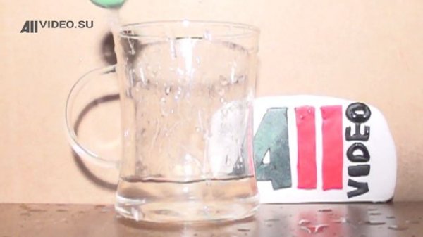 Шарик падает в воду. Slow motion. AllVideo.