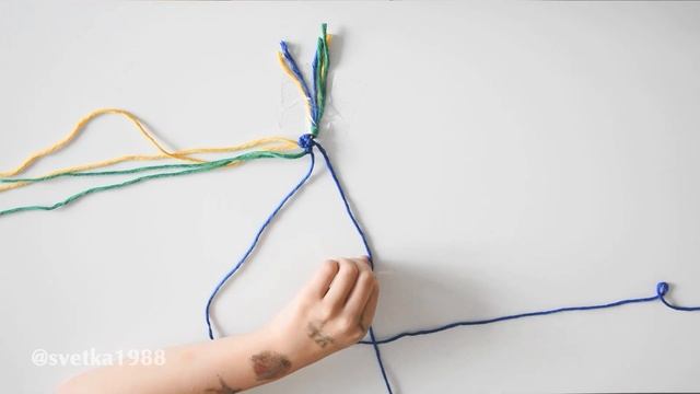 Как сплести фенечку. Браслет из ниток. смотреть онлайн