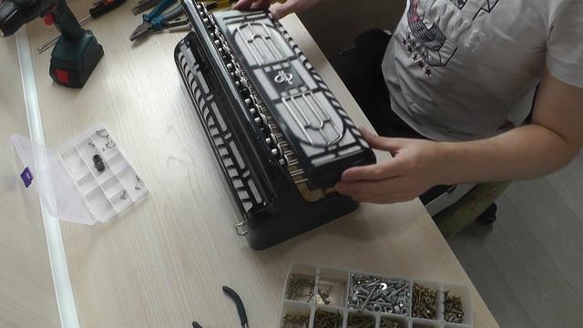 Трудовые будни / Ремонт Баяна "Тула" и Гармони Житомирской фабрики смотреть онлайн