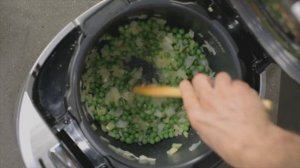 Рецепт крем-супа из зеленого горошка с креветками в мультишефе BORK U800 от Марио Карлино
