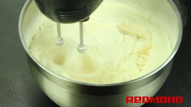 Шарлотка в мультиварке REDMOND RMC-M4502 смотреть онлайн