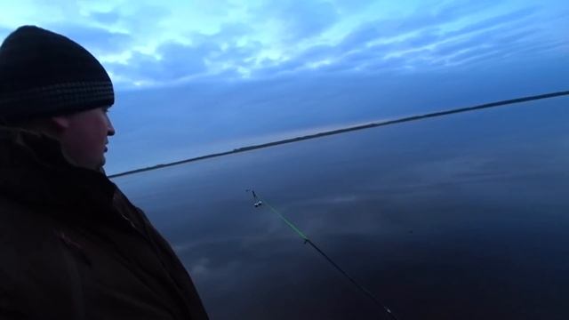 Ночная рыбалка. Попал на клёв плотвы. Готовим рыбу на углях. смотреть онлайн