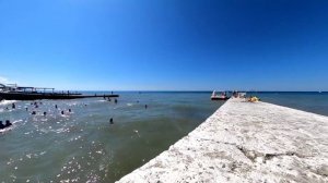 Сочи пляж Цирк в августе, сколько людей отдыхает в Сочи. Вид на парк Фрунзе с пирса в Сочи.